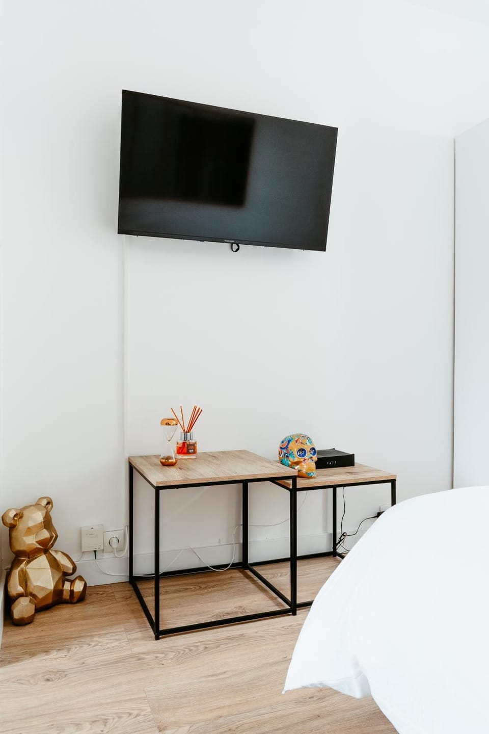Bed, TV and multimedia, Decorative detail, Bedroom, furniture, heating, internet, storage