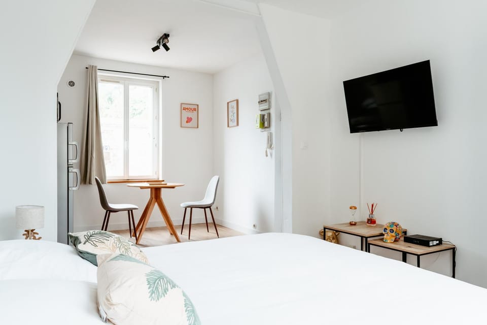 Bed, TV and multimedia, Coffee/tea facilities, Kitchen or kitchenette, Photo of the whole room, Dining area, Bedroom, furniture, heating, internet, microwave, storage, stove, toaster