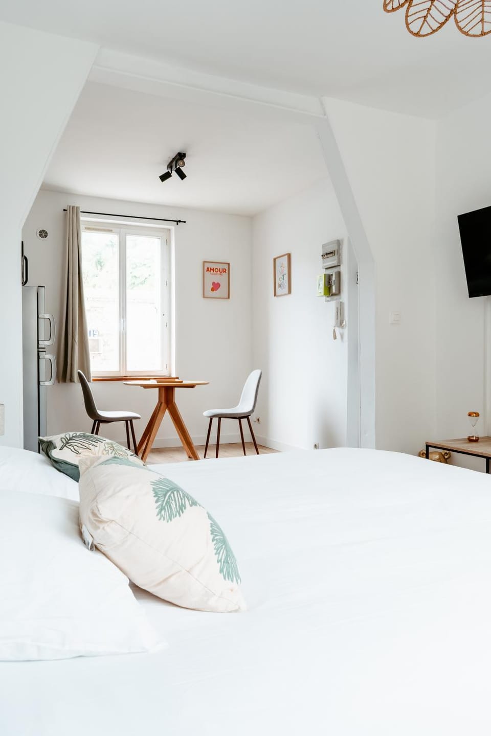 Bed, TV and multimedia, Coffee/tea facilities, Kitchen or kitchenette, Photo of the whole room, Dining area, Bedroom, furniture, heating, internet, microwave, storage, toaster, kitchen