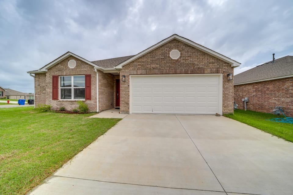 Family Home w/ Large Yard & Patio in Broken Arrow! House in Broken Arrow