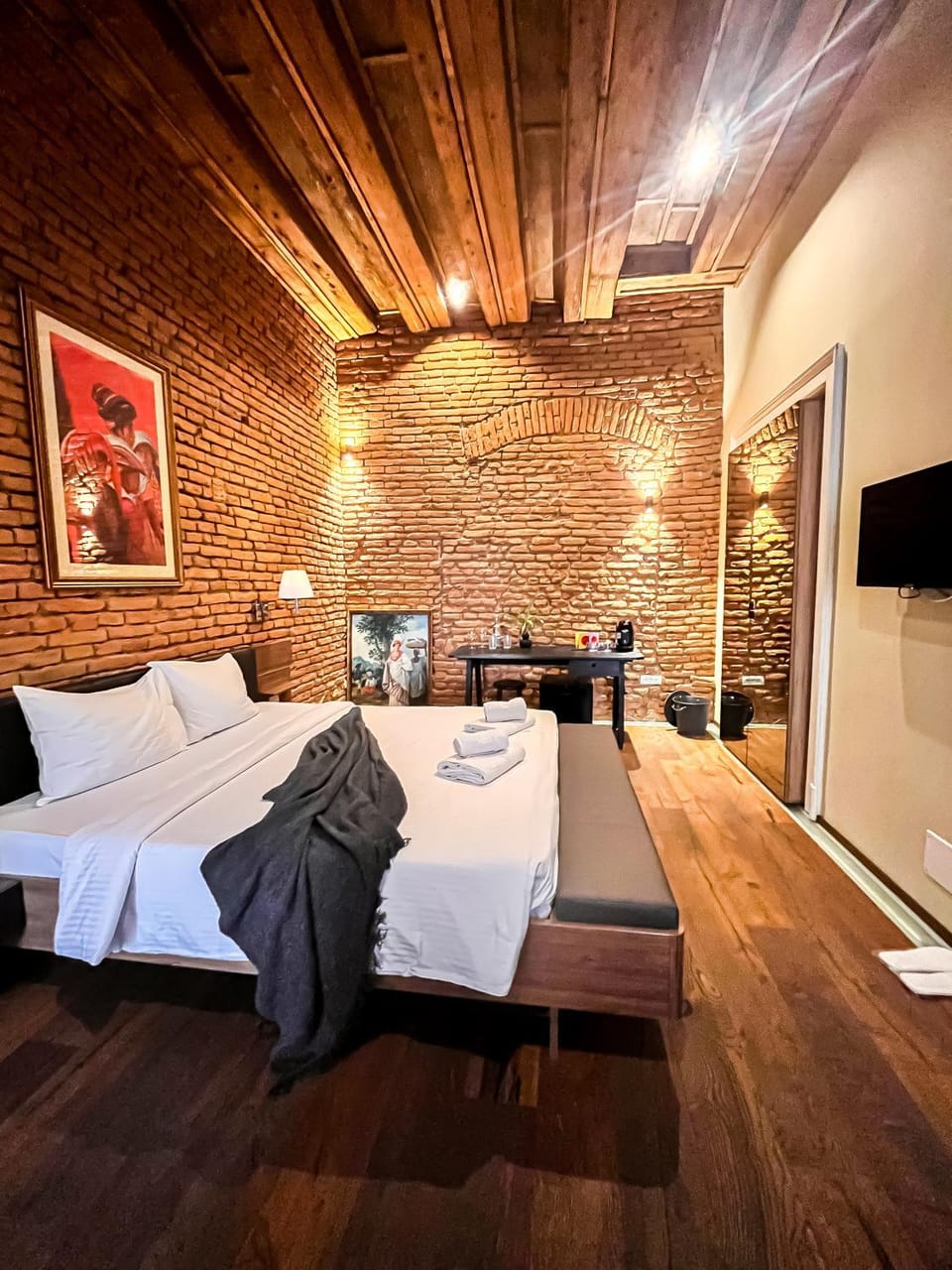 Bed, TV and multimedia, Photo of the whole room, Bedroom, towels