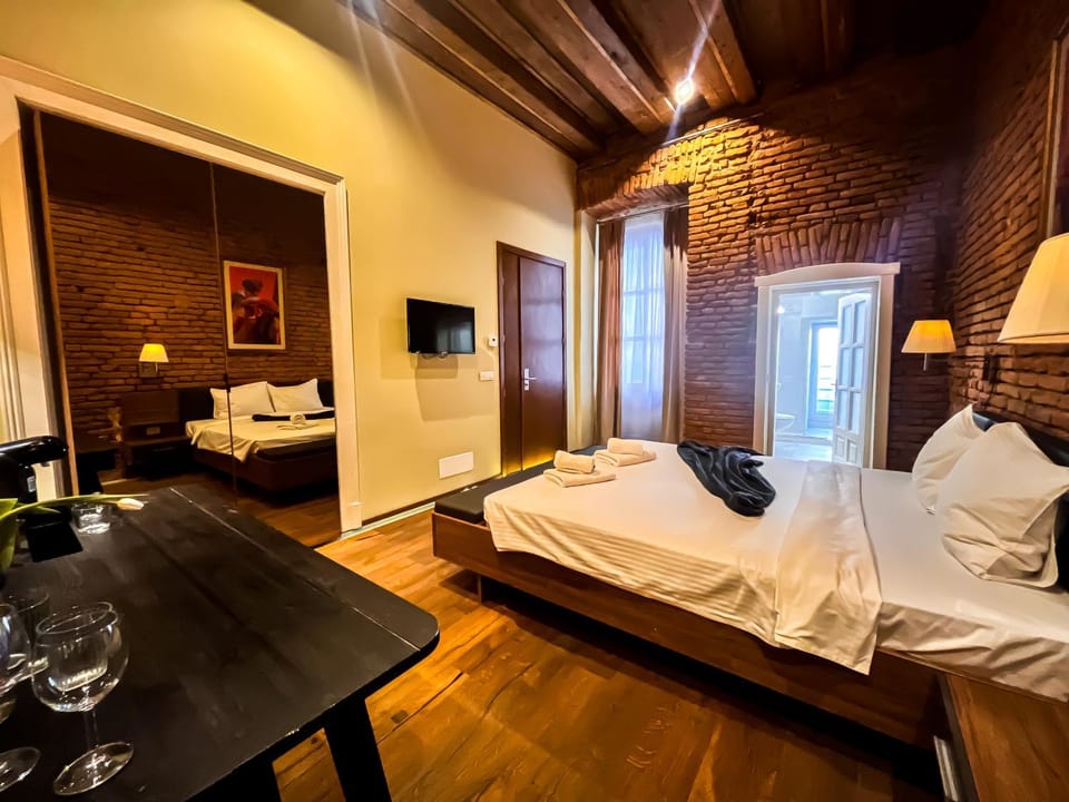 Bed, TV and multimedia, Photo of the whole room, Bedroom, towels