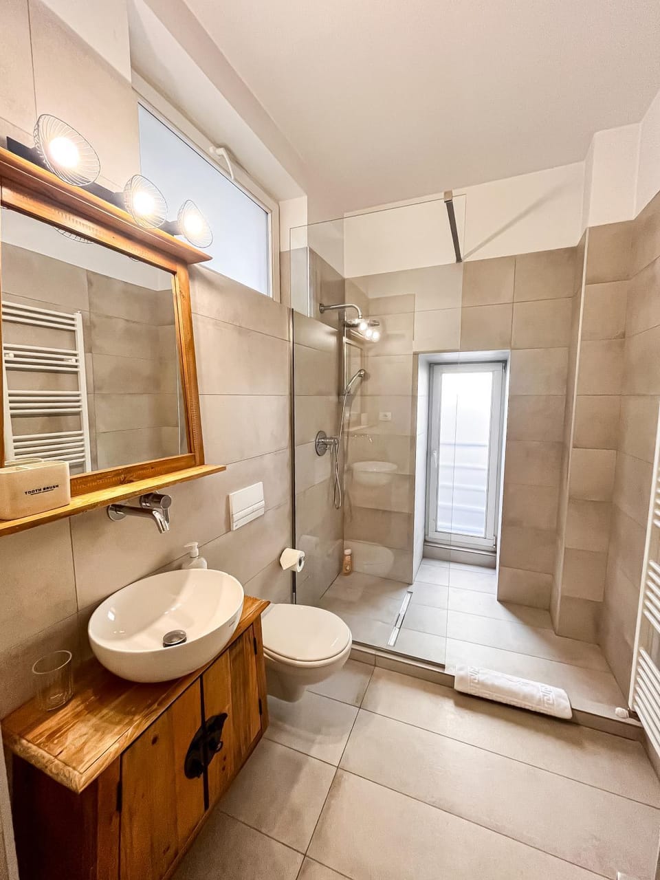 Shower, Toilet, towels