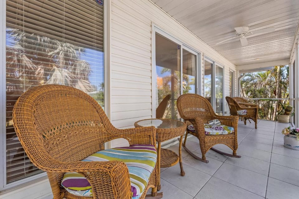 140 Barefoot Bungalow- 4BR 2BA with Heated Pool! home House in Estero Island