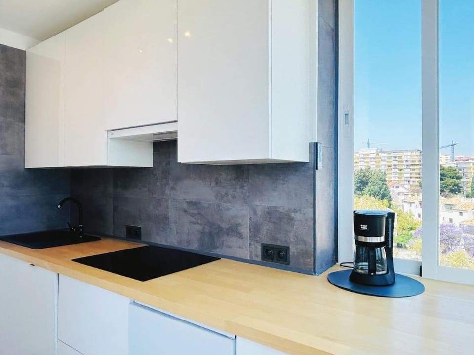 Coffee/tea facilities, Kitchen or kitchenette, stove