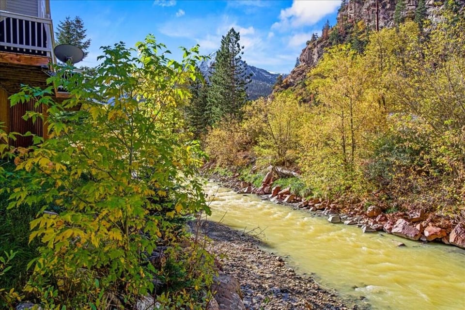 Steps to Hot Springs, Shops, & Trails 2BR Fiber House in Ouray