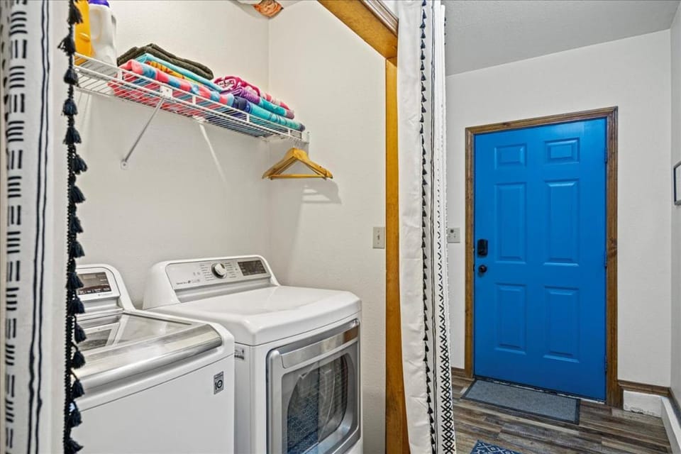 Steps to Hot Springs, Shops, & Trails 2BR Fiber House in Ouray
