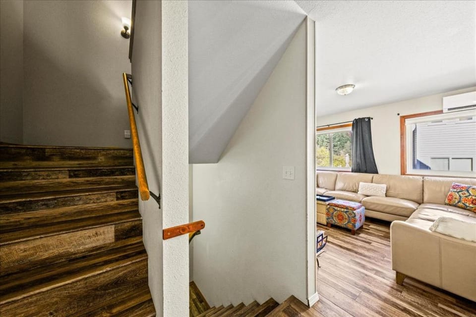 Steps to Hot Springs, Shops, & Trails 2BR Fiber House in Ouray