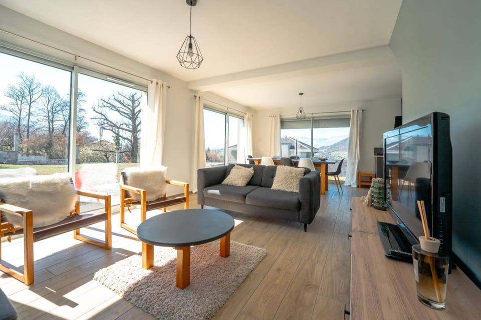 Communal lounge/ TV room, TV and multimedia, Living room, Seating area, Evening entertainment