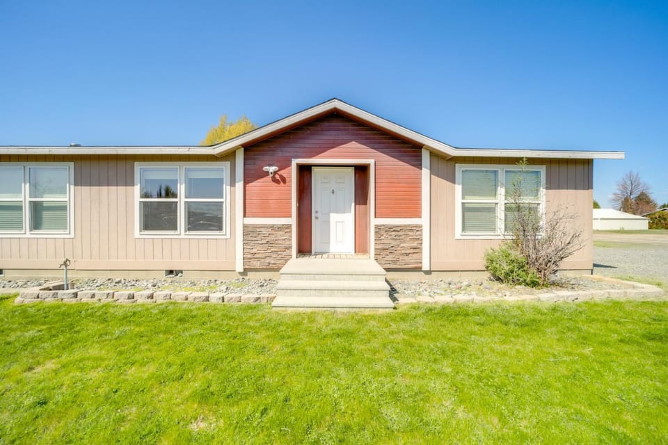 1 Mi to Lake: Getaway w/ Patio in Coulee City! House in Washington