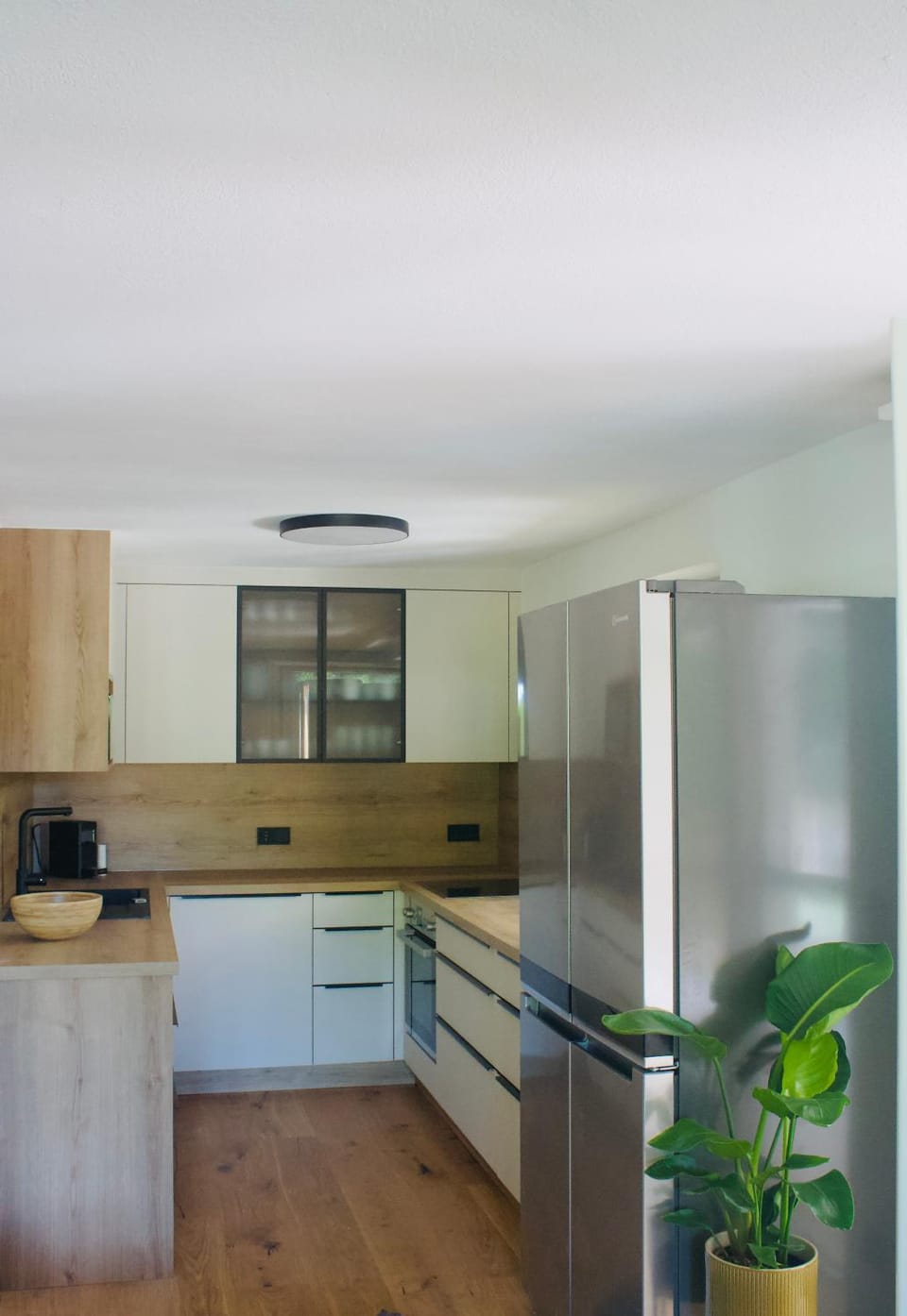 Kitchen or kitchenette, dishwasher, stove