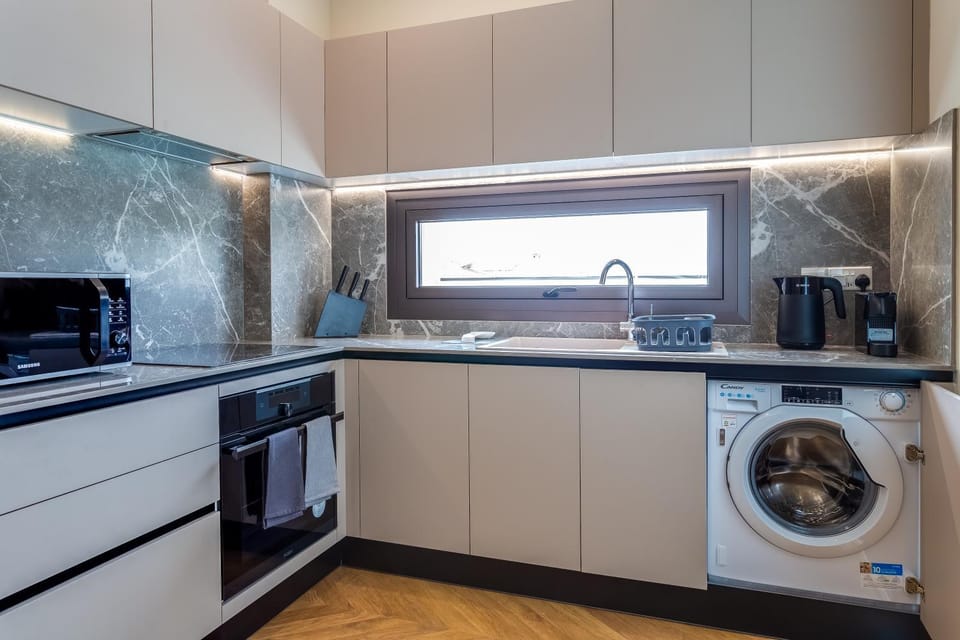 Coffee/tea facilities, Kitchen or kitchenette, dishwasher, oven, stove, toaster, washing machine