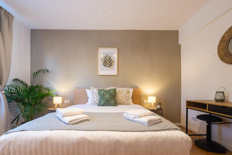 Bed, Bedroom, towels