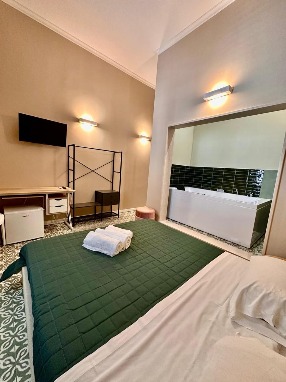 Bed, Photo of the whole room, Bedroom, towels