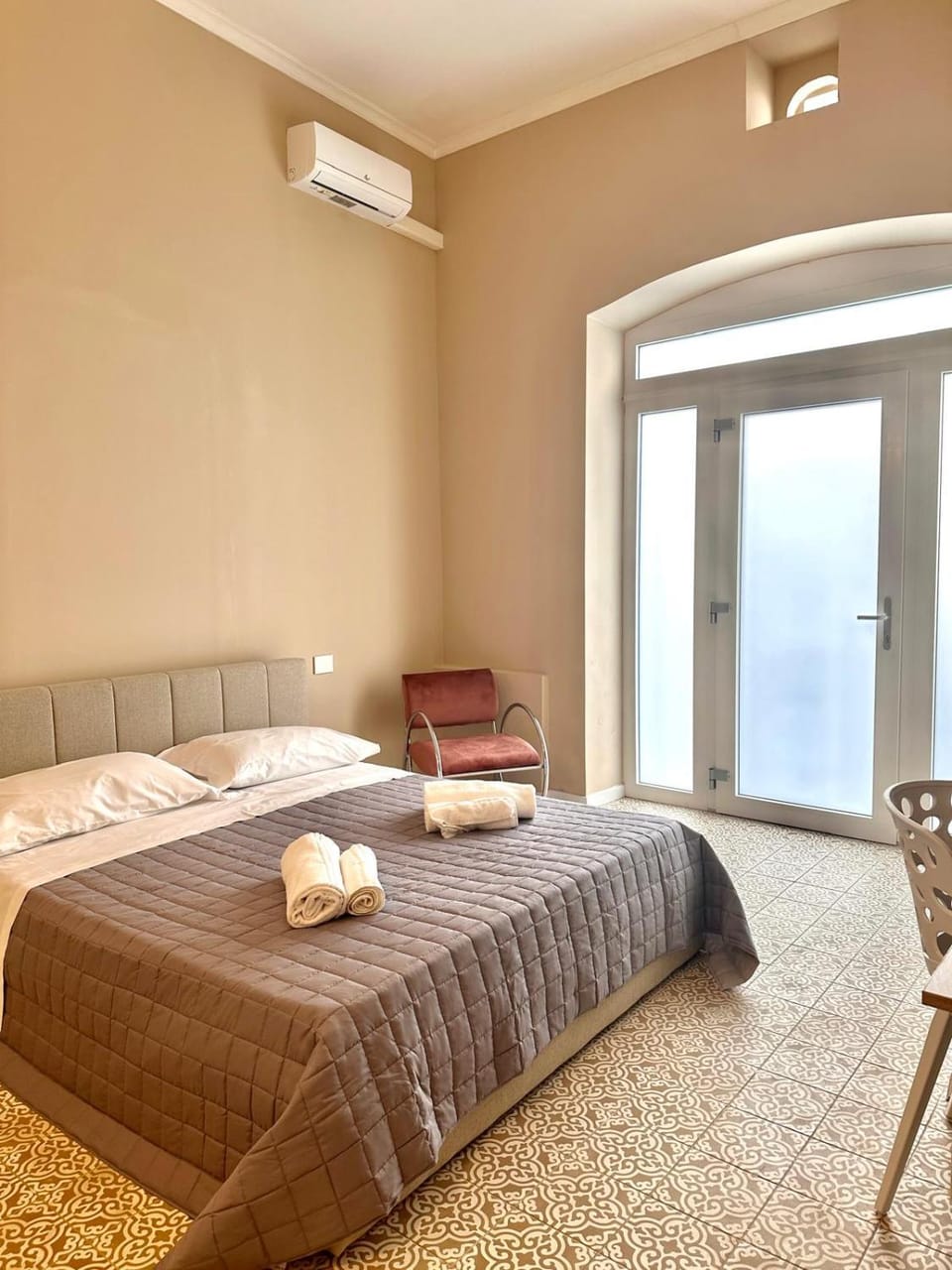 Bed, Bedroom, towels, air conditioner