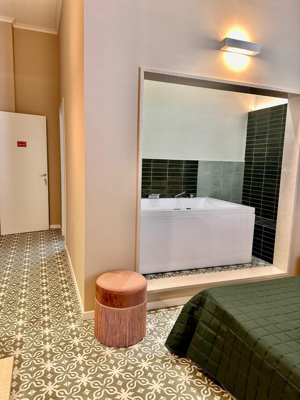 Bed, Hot Tub, Hot Tub, Photo of the whole room, Bedroom
