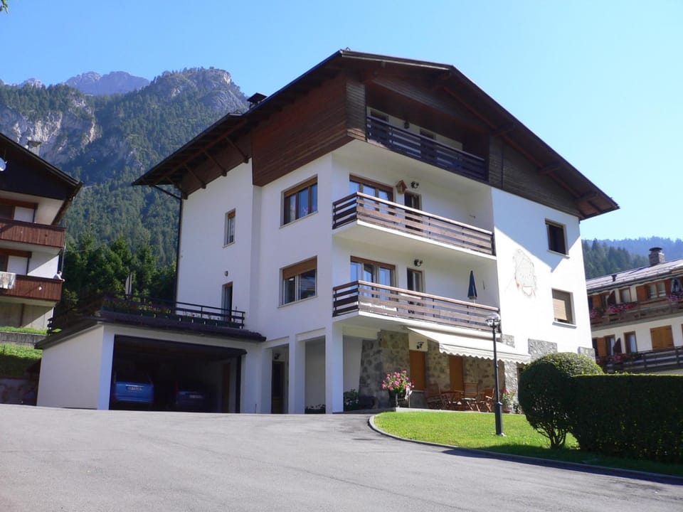Property building, Facade/entrance, Garden