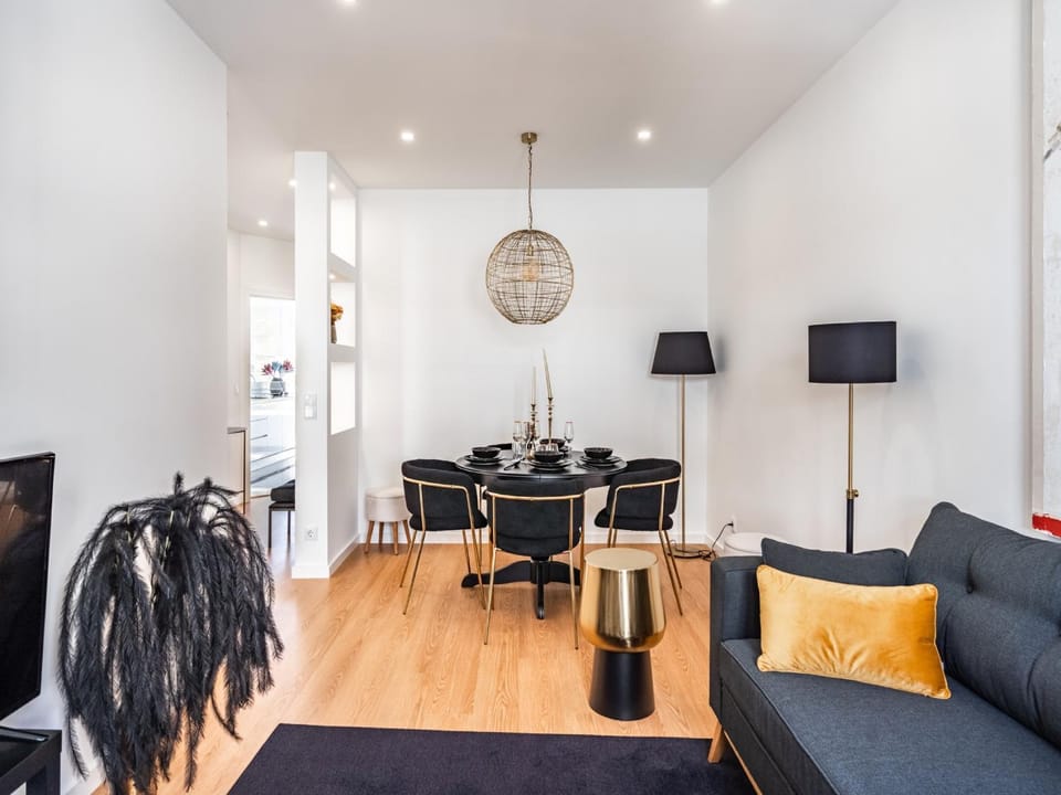 TV and multimedia, Living room, Seating area, Dining area