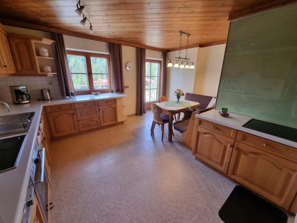 Kitchen or kitchenette, Dining area, dishwasher, oven, stove