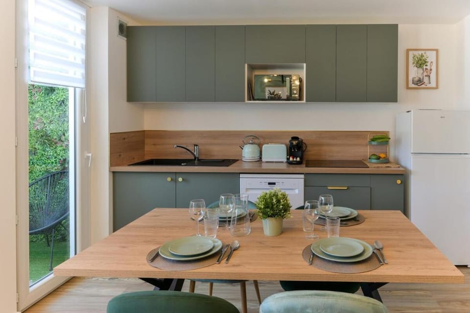 Coffee/tea facilities, Kitchen or kitchenette, Dining area, stove, toaster