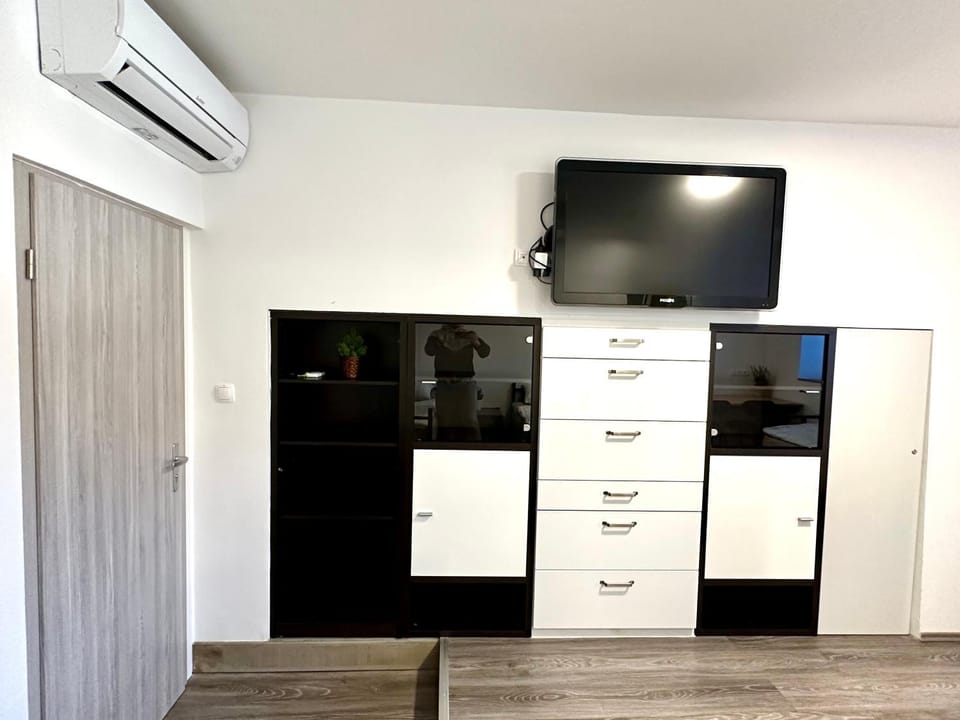 TV and multimedia, air conditioner