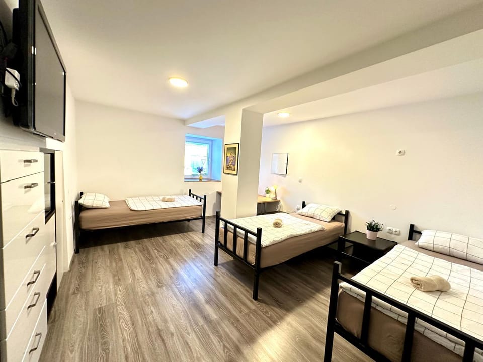 Bed, TV and multimedia, Photo of the whole room, Bedroom, towels