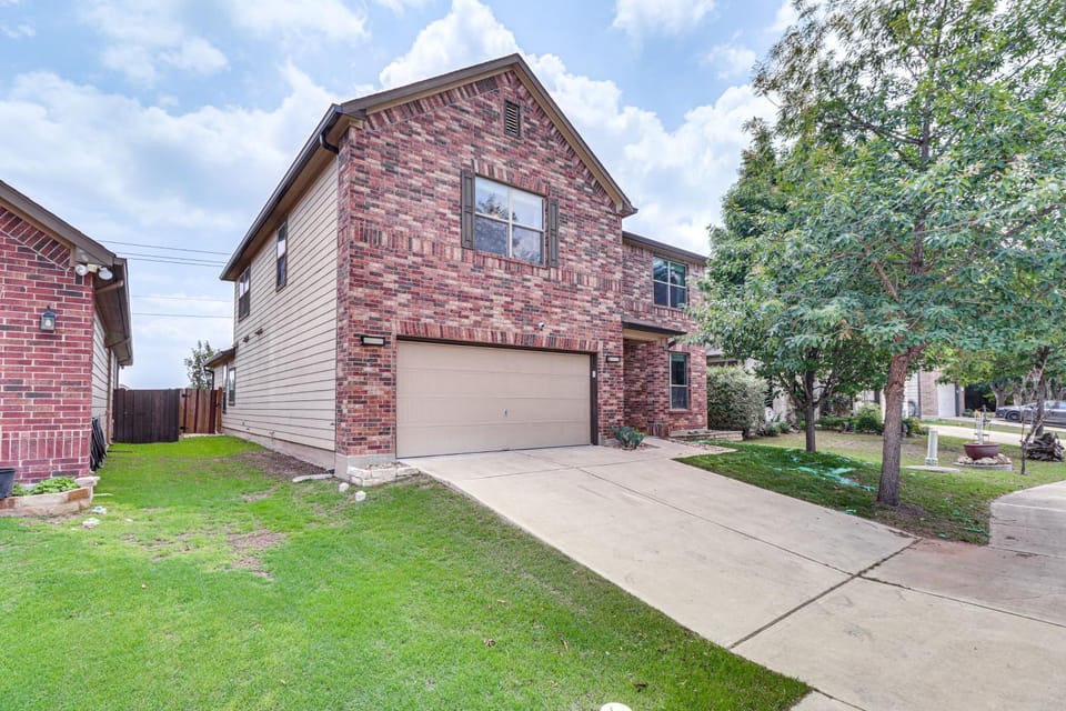 10 Mi to Dtwn Austin: Family Home w/ Communal Pool House in Austin
