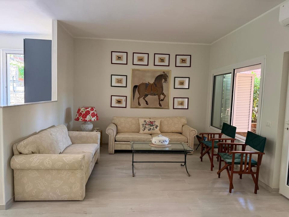 Communal lounge/ TV room, Living room, Seating area, pet friendly