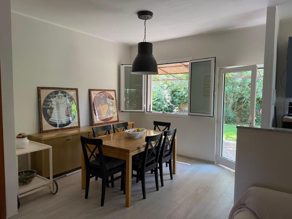Facade/entrance, Living room, Seating area, Dining area, Garden view, pet friendly