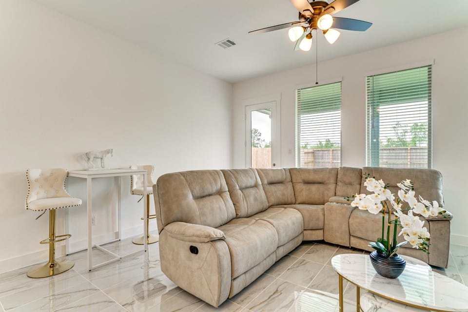 Patio & Pool Access: Family Home in Tomball House in Houston