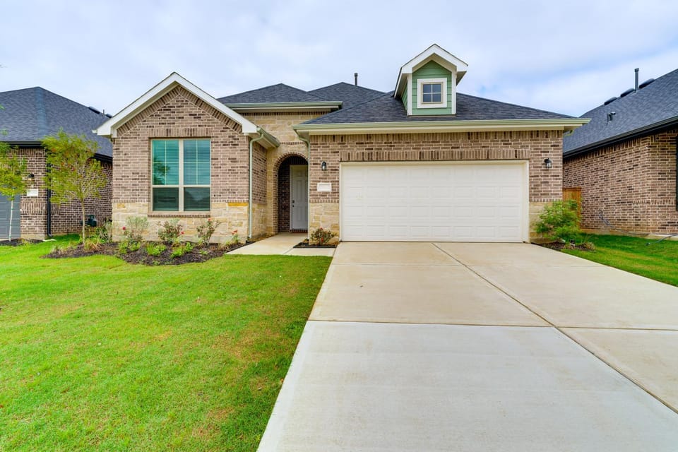 Patio & Pool Access: Family Home in Tomball House in Houston