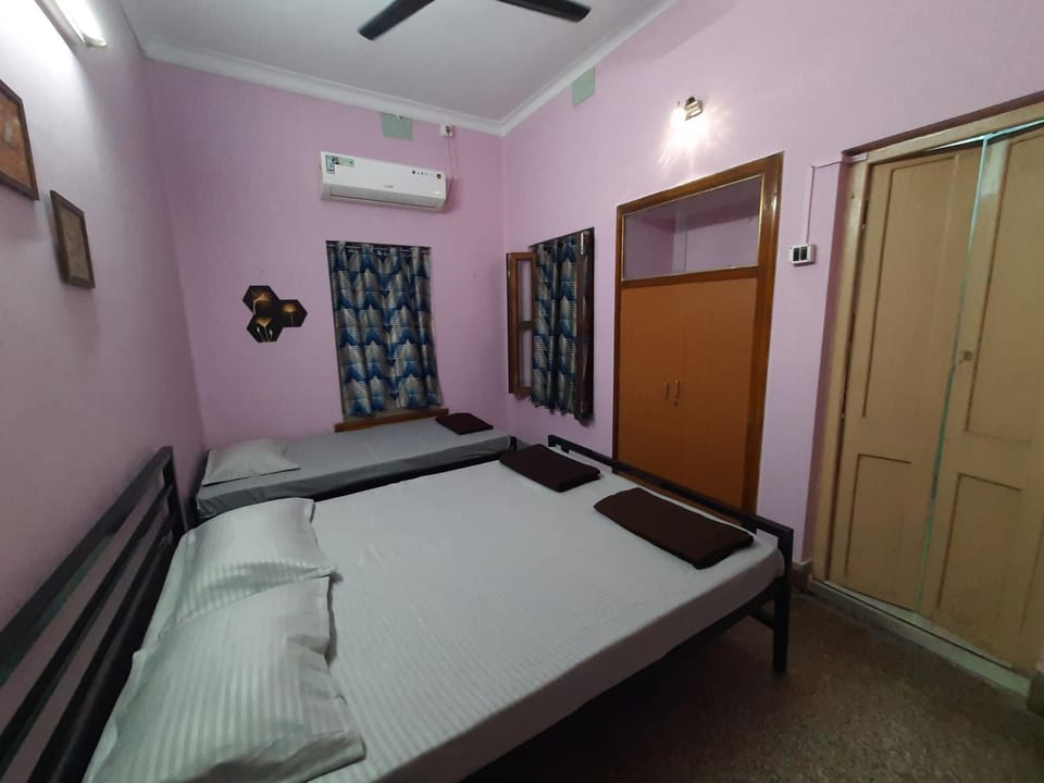 Bedroom, wardrobe, air conditioner