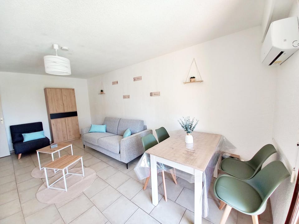 Living room, Dining area, air conditioner