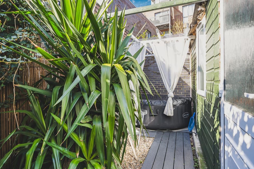 Relax 2BDR with Sauna, Hot Tub and Cinema House in London Borough of Hackney