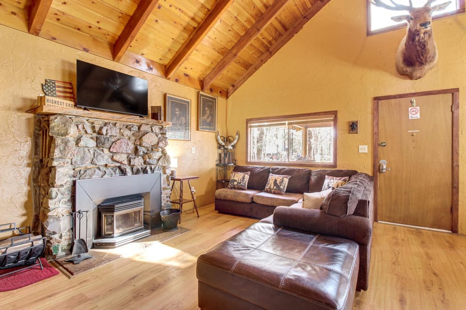 Near Scenic Trails! Woodsy Log Cabin in Lakeside Cabin in Pinetop-Lakeside
