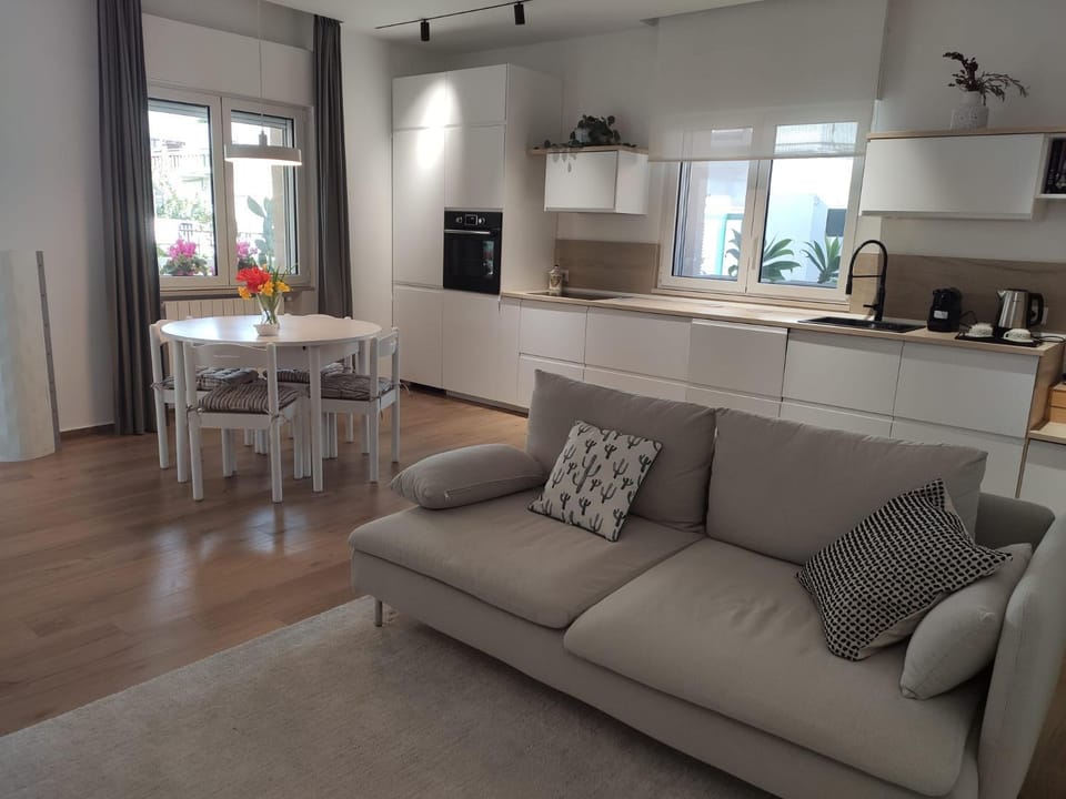 Kitchen or kitchenette, Living room, Seating area, Dining area, minibar