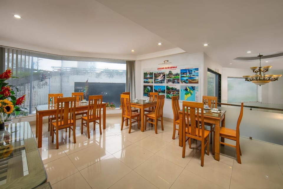 Restaurant/places to eat, Banquet/Function facilities, Seating area