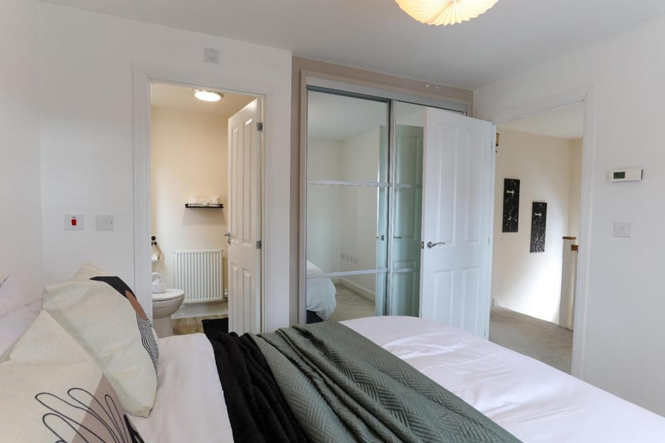 Bed, Bathroom, Photo of the whole room, Bedroom