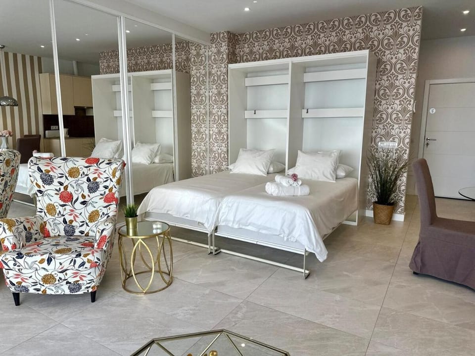 Bed, Bedroom, towels