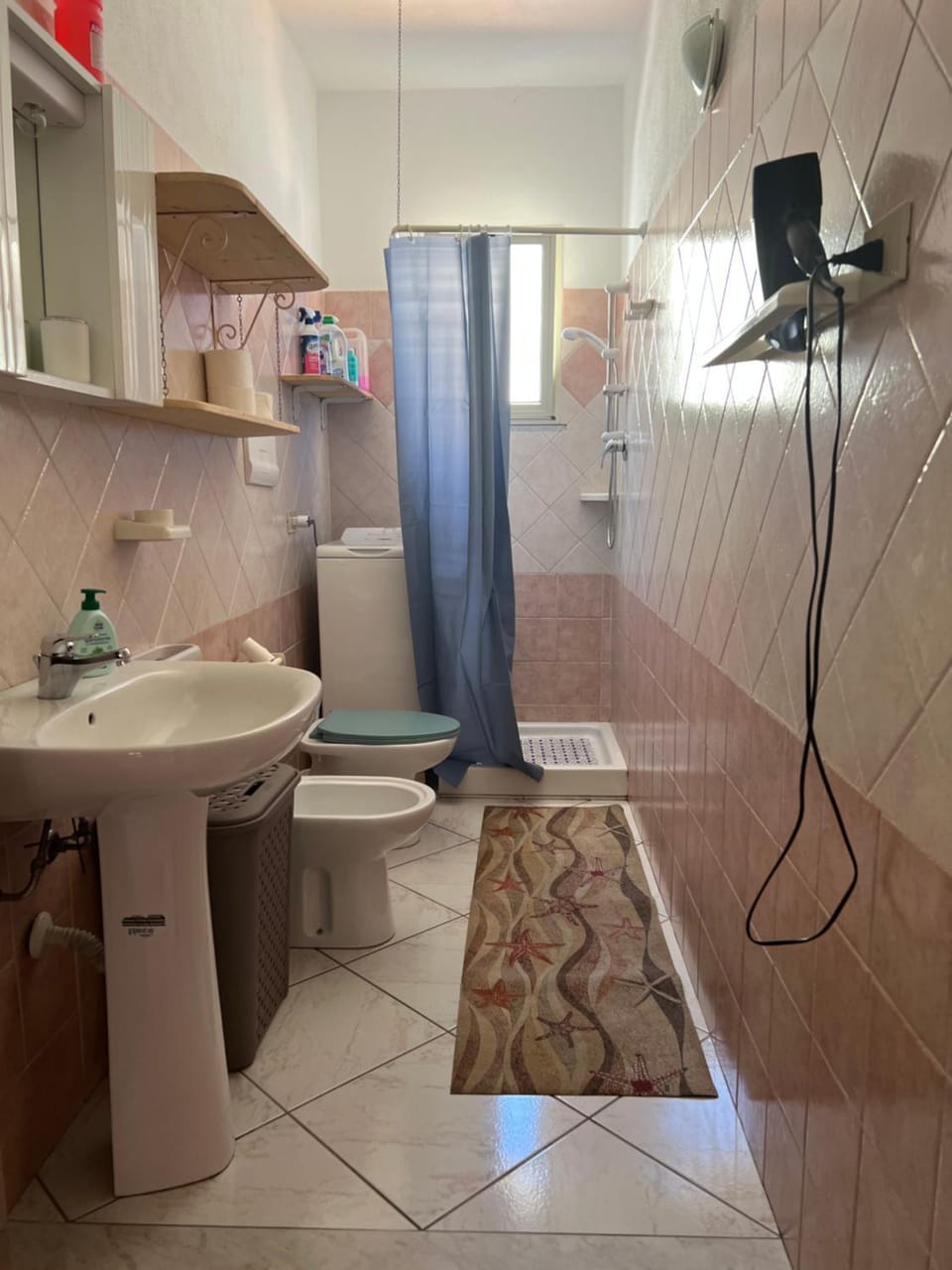 Toilet, towels