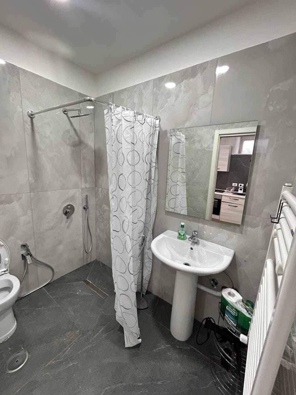 Shower, Toilet, Bathroom, bidet, towels