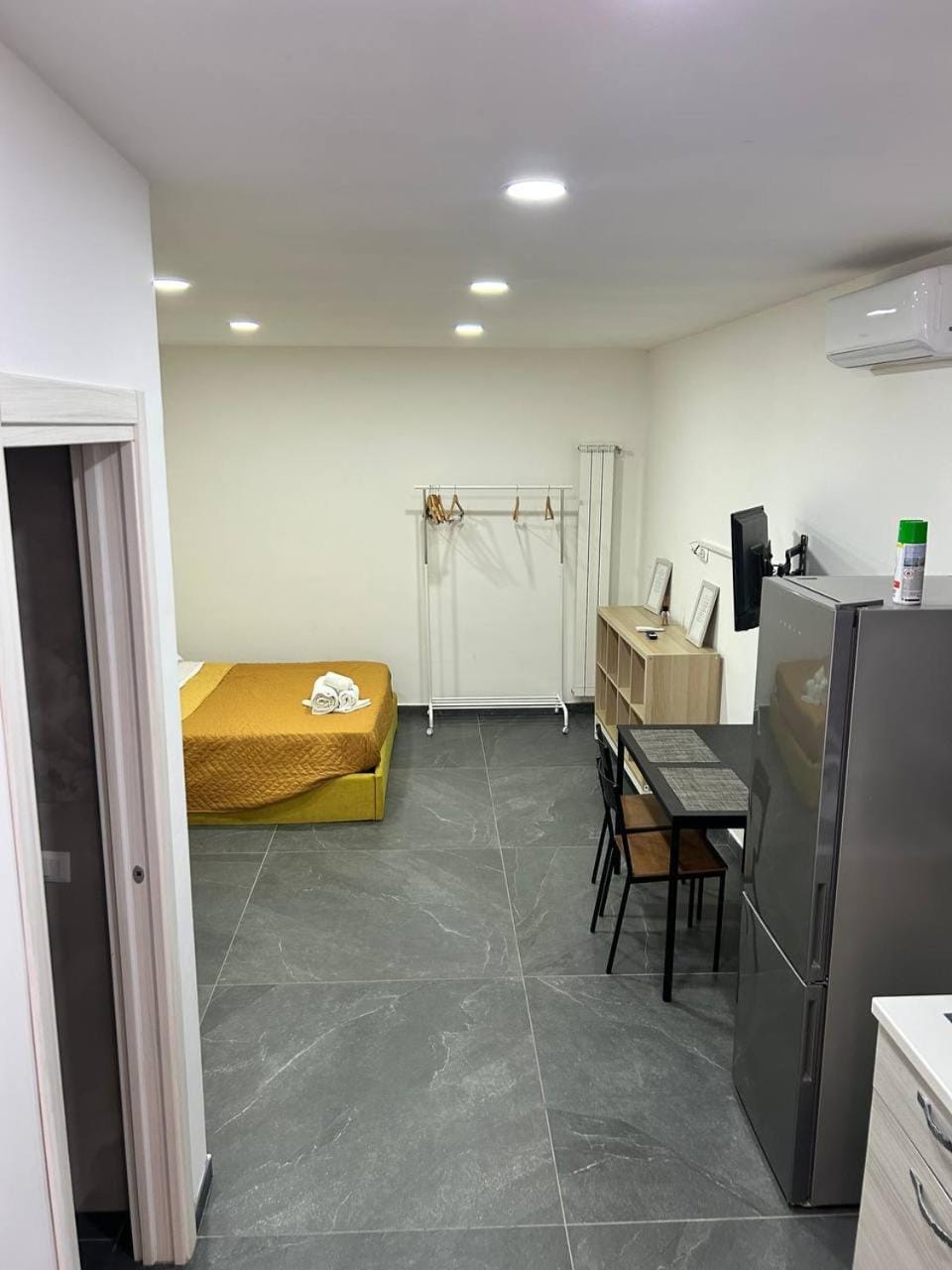 Bed, TV and multimedia, Kitchen or kitchenette, Photo of the whole room, Dining area, Bedroom