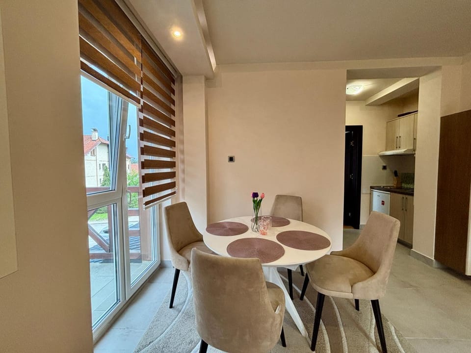 Kitchen or kitchenette, Living room, Seating area, Dining area