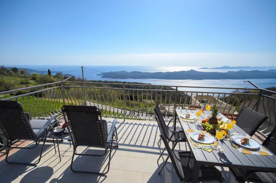 Patio, Day, Natural landscape, View (from property/room), Balcony/Terrace, Food and drinks, Seating area, Sea view