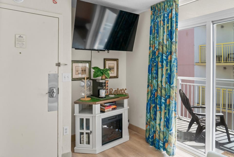 Updated King Suite- Partial Ocean Views! Bay Watch 1910 House in Atlantic Beach