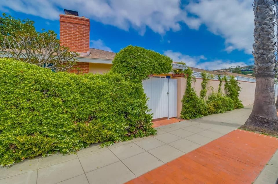 La Jolla Shores Hideaway is located 2 blocks from the Beach - dog friendly and great for families House in La Jolla Shores
