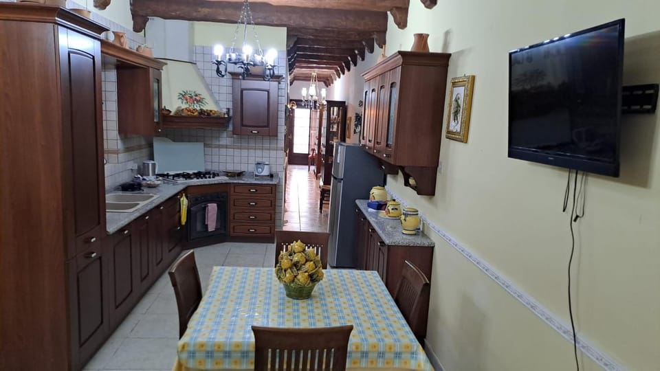 Communal lounge/ TV room, TV and multimedia, Kitchen or kitchenette, Dining area, Evening entertainment, oven, stove