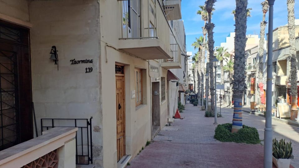 Day, Neighbourhood, City view, Street view, Location