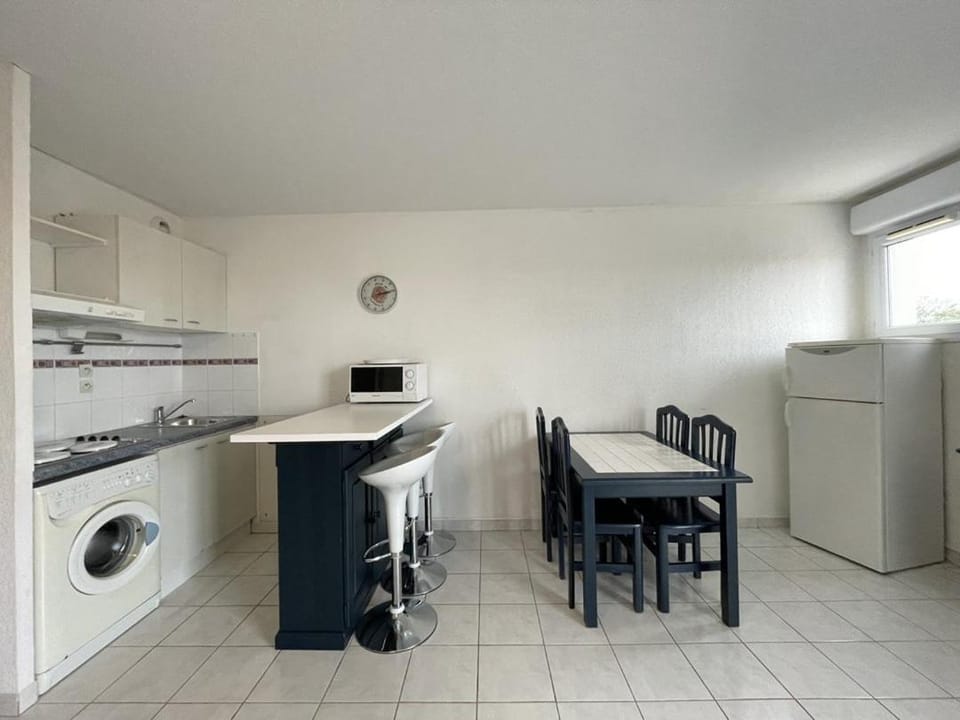 Kitchen or kitchenette, Dining area, washing machine