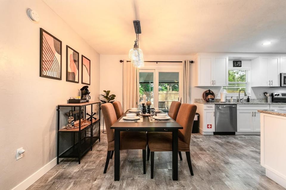 Modern & Tasteful Pool Home House in Gainesville